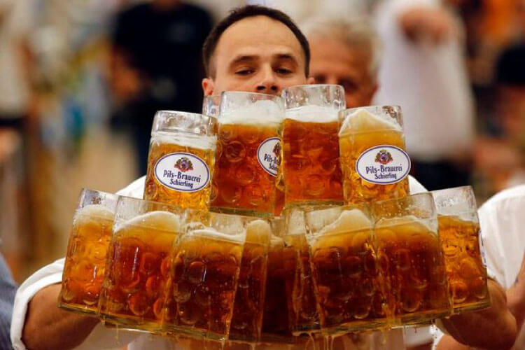 オクトーバーフェストのビールジョッキはなぜ1Lなの？