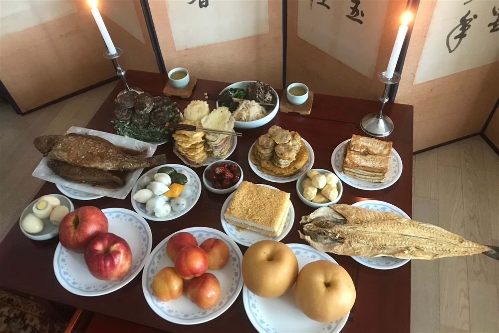 様々なお供え物が並ぶ