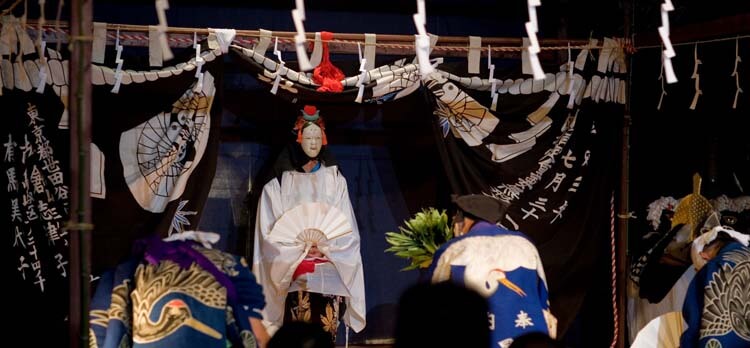 神楽とは？神を迎え、祈りを捧げる舞