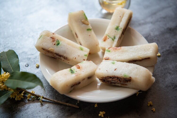 重陽餅を食べる
