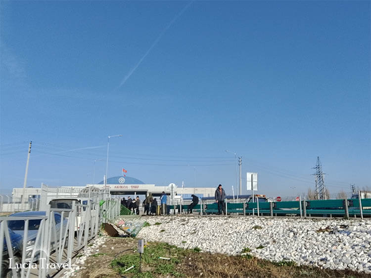 同じ国境からカザフスタンへ再入国