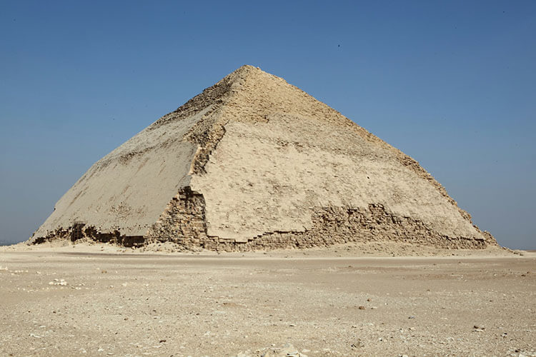 崩れそうな古代ピラミッドに登る