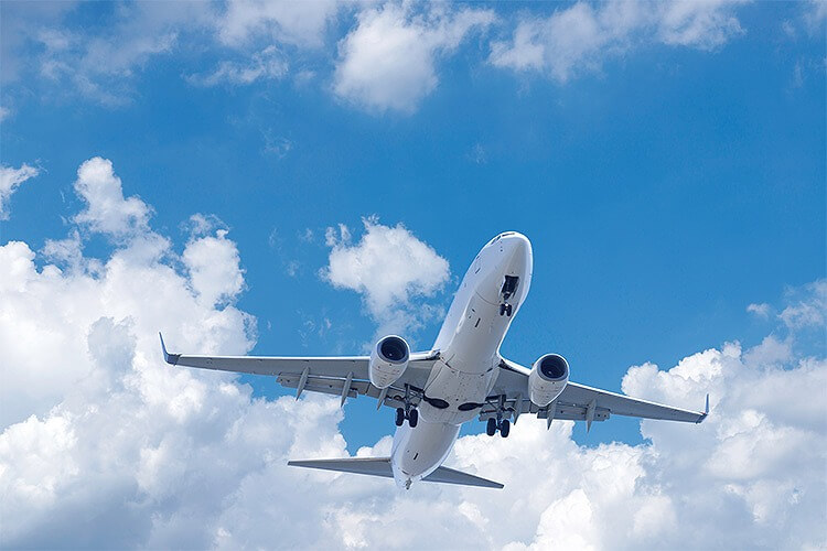 飛行中の航空機に乗り込むことは違法（カナダ）
