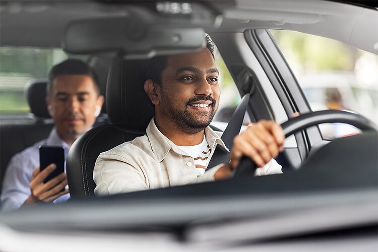 タクシーの運転手はTシャツを着てはいけない（カナダ）