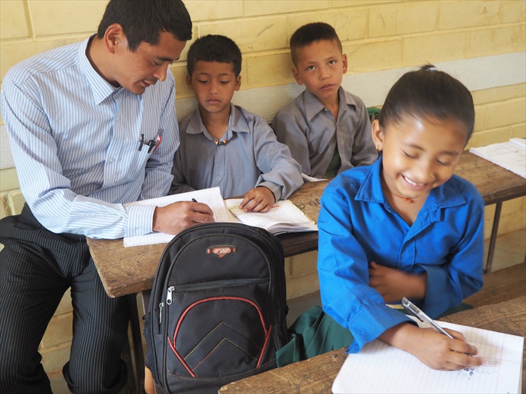 ネパール山村　サッレ村への学校支援03