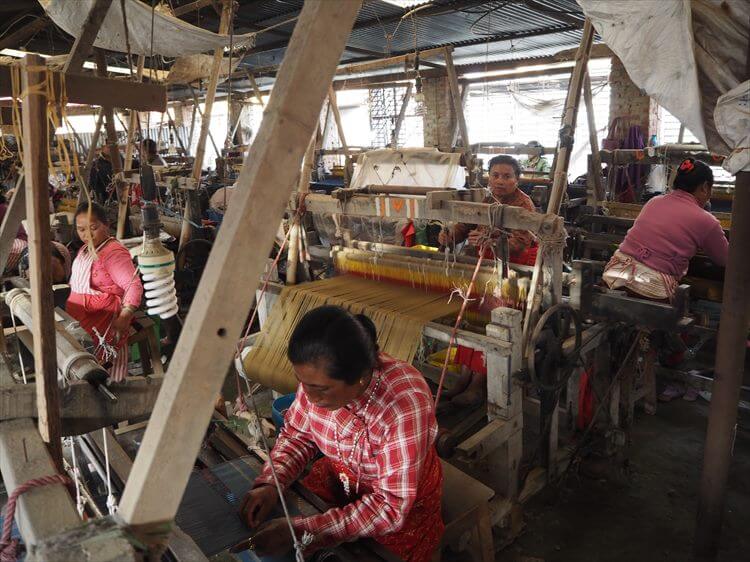 ネワールの女性達が集まる手織り工房05