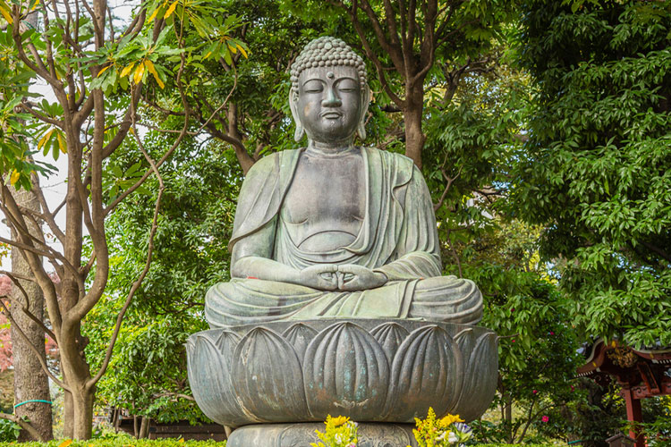 ロータスの上に座る仏陀