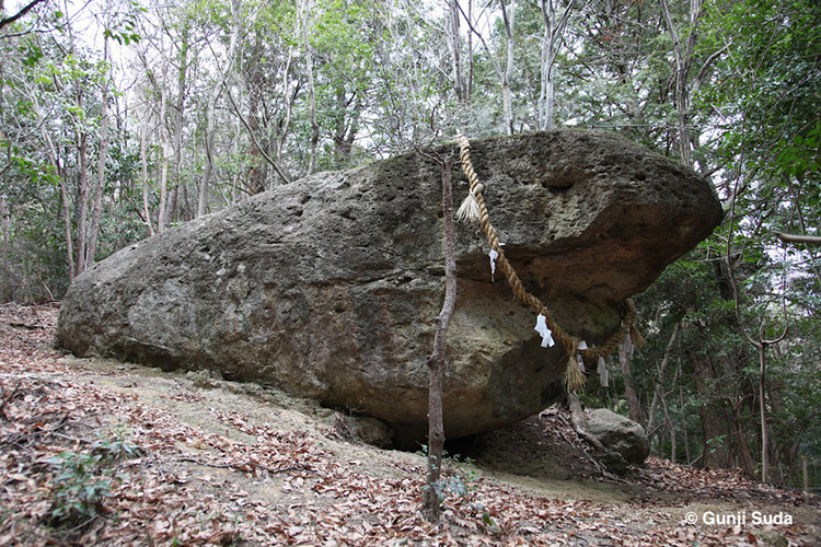 荒神山の蛇岩