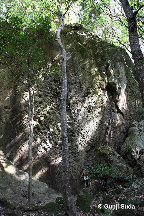 巨岩と御陵神社