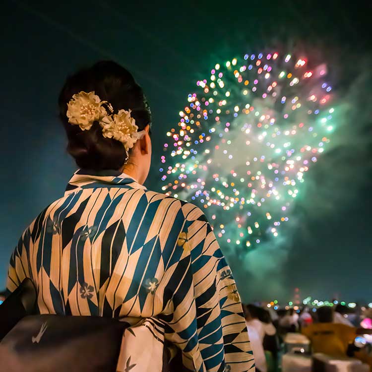 お洒落着 浴衣 で夏を過ごす 花火とともに 株式会社アミナコレクション