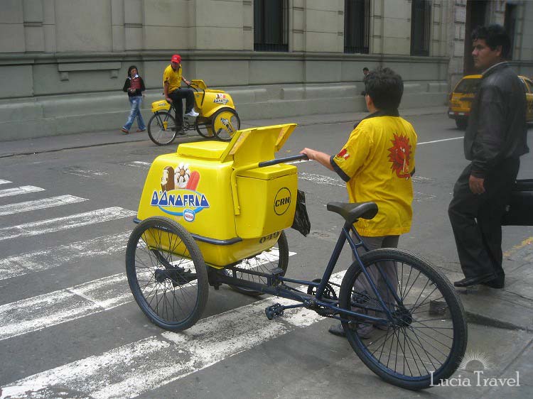 ペルー・リマで何度も目にしたアイスクリーム屋さん。三輪の移動販車売です