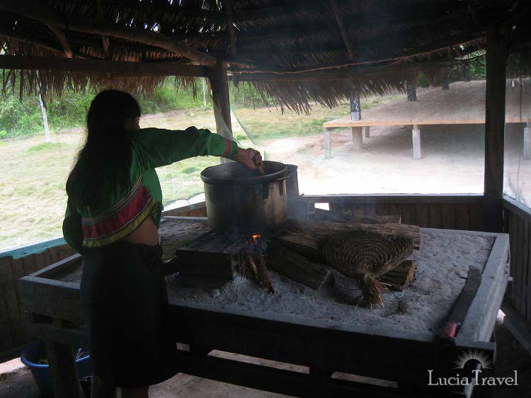 現地の女性が料理している様子。着火剤もガスバーナーもなしに、乾燥しきっていない薪に火をつけるのは、本当に大変でした
