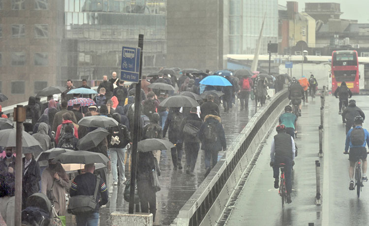 結構な雨ですが、傘をささない人が多いロンドン市街