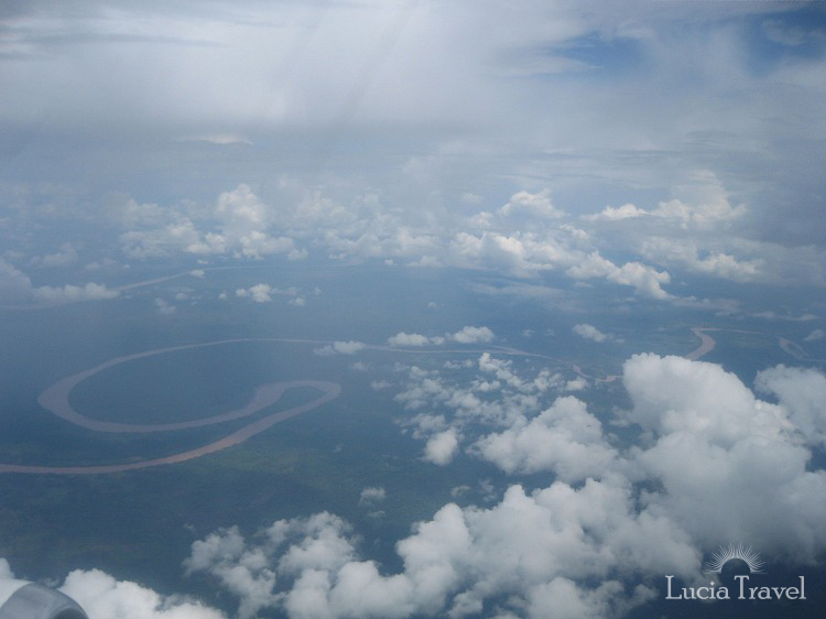 飛行機から見たアマゾン川。クネクネうねる姿は、まるで巨大なヘビ