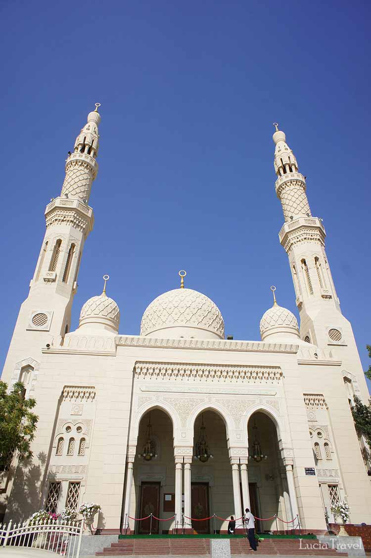 白亜のモスク。私たちがイメージするモスクとは少し違った佇まい。オシャレです