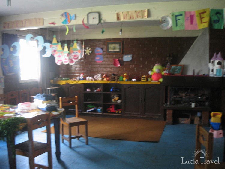 子どもたちが過ごすクラスの一つ。天井や床には子どもたちの作品がズラリと飾られています