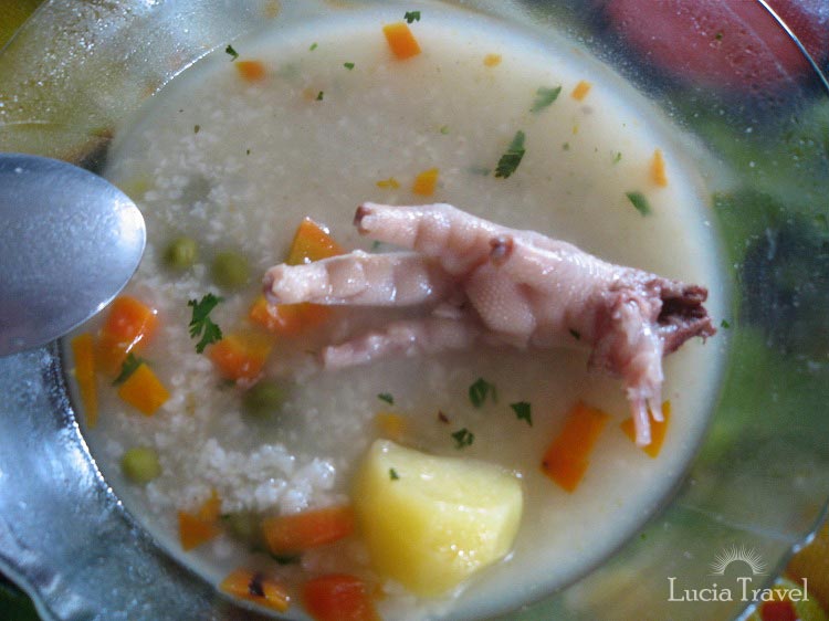 鶏の足入りスープ。すごくリアルな見た目ですが、私は大好きでした！