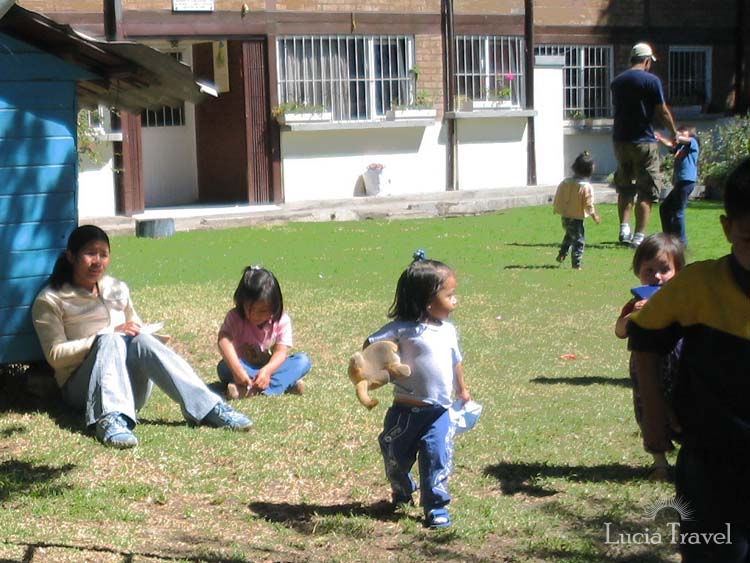 子どもたちと遊ぶアメリカ人のボランティア。体が大きくダイナミックな遊びをしてくれるので、子どもたちに人気です