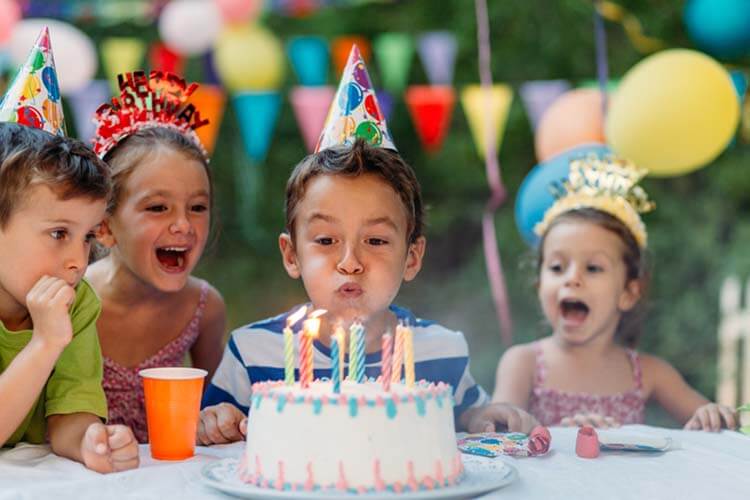 うるう日に生まれた人は、誕生日をどのように祝う？